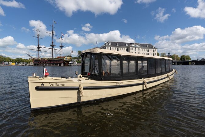 Amsterdam: Luxury Guided Boat Tour Stroopwafels and Drinks!