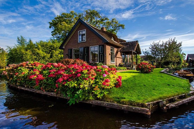 Giethoorn Day Trip From Amsterdam With Boatride - Tour Guide Experience